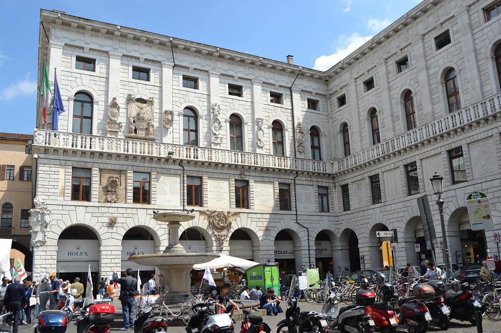 DSC_0090_Palazzo Moroni. Majestueus gebouw uit de Renaissance in wit marmer ,verdeeld in twee lagen die gescheiden zijn door een balkon.JPG